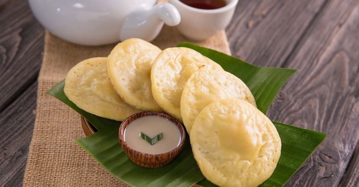 Frittelline di riso e yogurt bianco con contorno di frutti di bosco